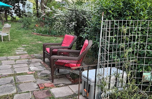 Edgewood Cottage | cozy cottage on half acre garden walking distance to edgewood shopping district