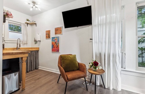 Ryan Place Cottage | Cozy cottage on Historical Blvd & Famous walking trail. Very Safe neighborhood