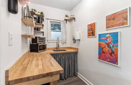 Ryan Place Cottage | Cozy cottage on Historical Blvd & Famous walking trail. Very Safe neighborhood