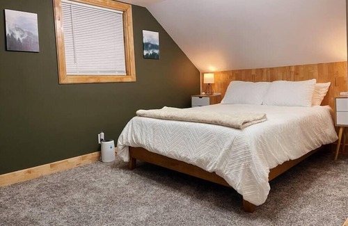 Ironwood House | Cozy Cottage on Midland - Close to Trails!