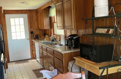 Weare Cottage | Cozy Cottage on Quiet Lake