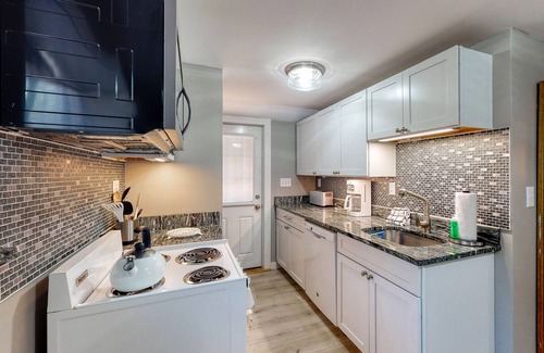 Hulls Cove House | Cozy cottage on the coast with deck, enclosed yard & kitchen - perfect location
