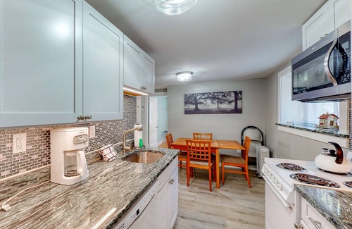 Hulls Cove House | Cozy cottage on the coast with deck, enclosed yard & kitchen - perfect location