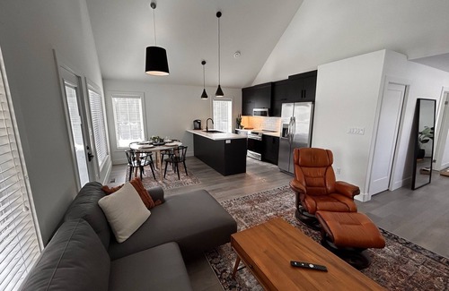 Whiteway House | Cozy cottage or guest house next to walking trails and golf course.