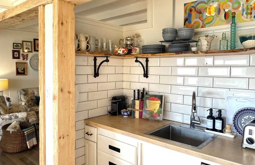 Kingsville Cottage | Cozy Cottage panoramic Lake Erie views 15 minutes to Point Pelee. Pet Friendly.