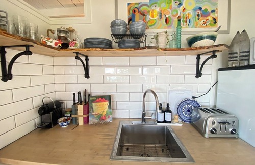 Kingsville Cottage | Cozy Cottage panoramic Lake Erie views 15 minutes to Point Pelee. Pet Friendly.