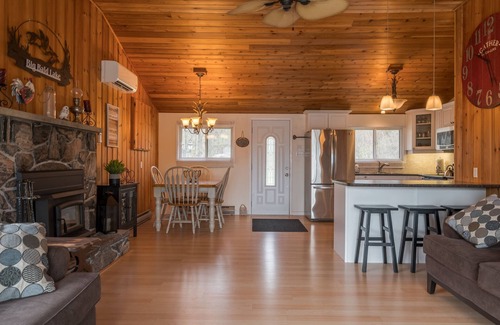 Trent Lakes Cottage | Cozy cottage retreat near beautiful Bobcaygeon on Big Bald Lake!