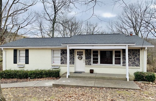Franklin House | Cozy Cottage Retreat in the heart of Cool Springs.