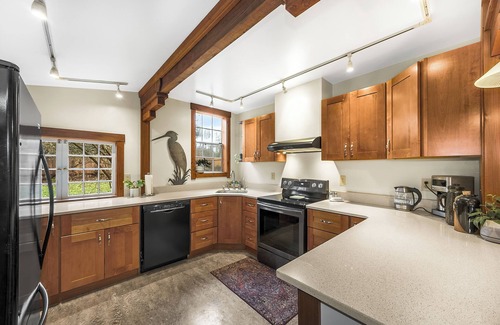 Olympia Cottage | Cozy Cottage Retreat w/Open Air Bath house, one minute walk to Squaxin Park