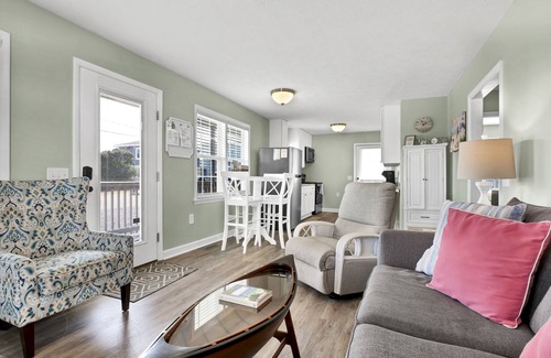 Surf City Cottage | Cozy Cottage steps from the beach small pet friendly