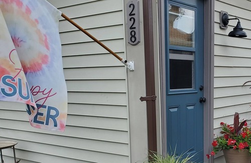 Lake Erie Beach Cottage | Cozy Cottage steps from the shore of Lake Erie
