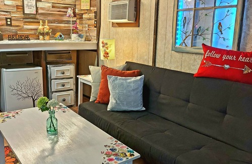 Midlothian House | Cozy cottage Style home with She Shed, walk to Coffee Cafe and Park