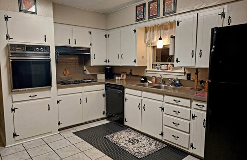 Midlothian House | Cozy cottage Style home with She Shed, walk to Coffee Cafe and Park