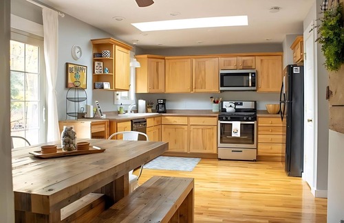 Harbert House | Cozy Cottage: Summer Getaway & Evenings by the Fire