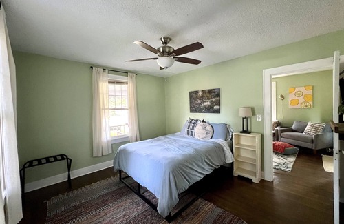 North Charleston Cottage | Cozy cottage under seven live oaks with fenced backyard - Pet Friendly