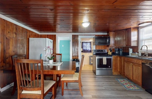Crescent Beach Cottage | Cozy cottage with W/D, internet, dog friendly & close to beach - Shared Outdoor