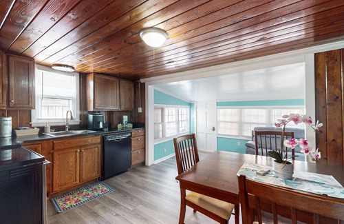Crescent Beach Cottage | Cozy cottage with W/D, internet, dog friendly & close to beach - Shared Outdoor