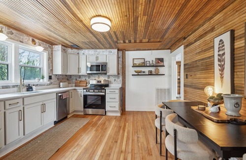 Thompson's Station Cottage | Cozy cottage in charming Thompson's Station with piano and covered porch!
