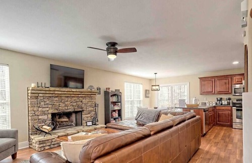 Young Harris House | Cozy Cottage w/ Big Yard, Deck, Fire Pit & Creek Dog friendly