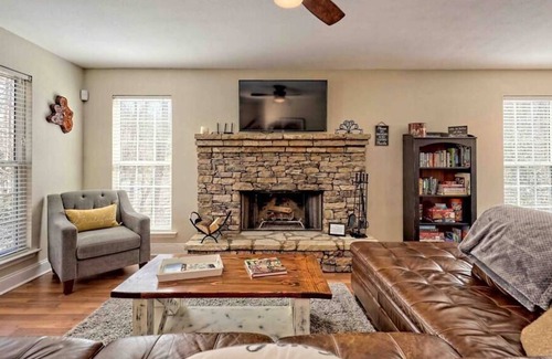 Young Harris House | Cozy Cottage w/ Big Yard, Deck, Fire Pit & Creek Dog friendly