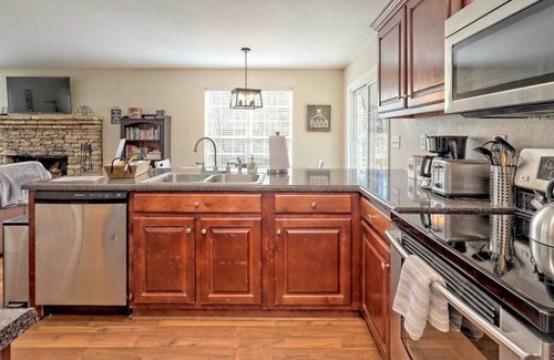 Young Harris House | Cozy Cottage w/ Big Yard, Deck, Fire Pit & Creek Dog friendly