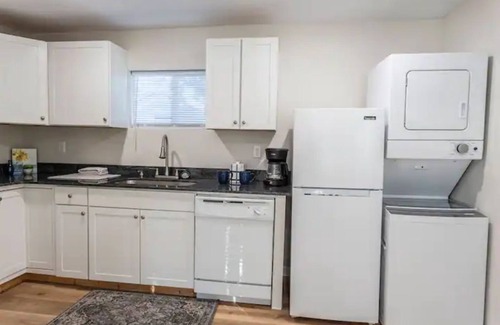 Mid America Cottage | Cozy Cottage w/Coastal Vibe by Lake & Sam’s Pizza