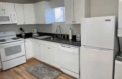 Mid America Cottage | Cozy Cottage w/Coastal Vibe by Lake & Sam’s Pizza