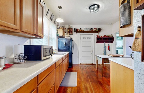 Freeland House | Cozy Cottage w/Great Location, Private Outdoor Hot tub, W/D, WIFI, and Games!