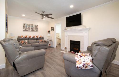 Pigeon Forge House | Cozy Cottage w Loveseat Fireplace Grill More