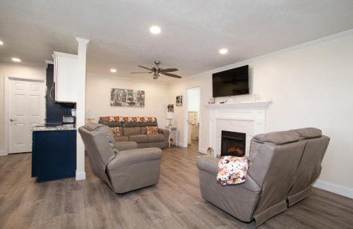 Pigeon Forge House | Cozy Cottage w Loveseat Fireplace Grill More