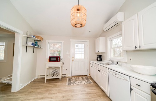 East Falmouth House | Cozy Cottage walk to Menauhant Beach