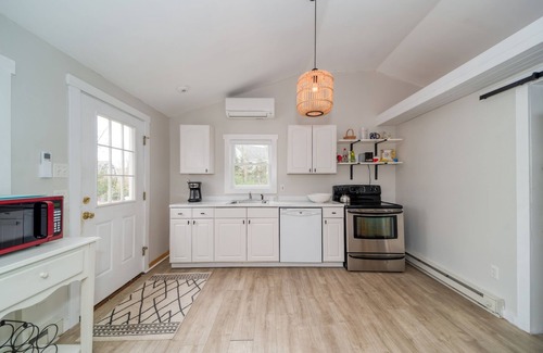 East Falmouth House | Cozy Cottage walk to Menauhant Beach