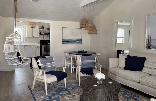 East Falmouth House | Cozy Cottage walk to Menauhant Beach
