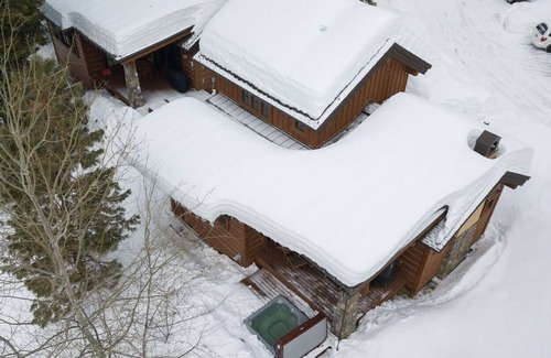 Tamarack Ski Chalet | Cozy Cottage with POMA lift access | Vaulted Ceilings | Spectacular Mountain Views