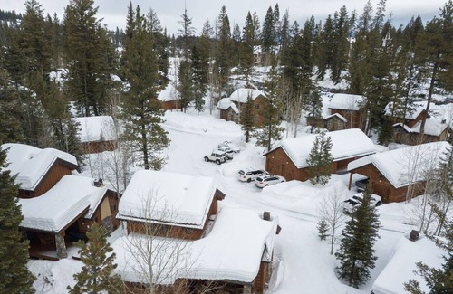 Tamarack Ski Chalet | Cozy Cottage with POMA lift access | Vaulted Ceilings | Spectacular Mountain Views