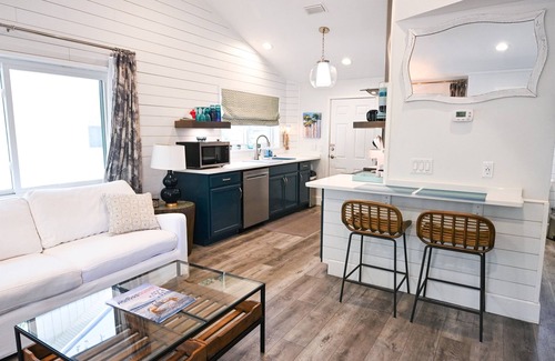Navarre Cottage | Cozy Cottage with Beach Access
