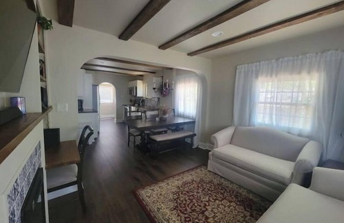 Hayes House | Cozy cottage with big backyard near downtown