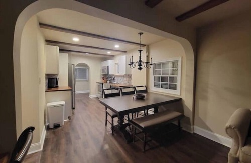 Hayes House | Cozy cottage with big backyard near downtown