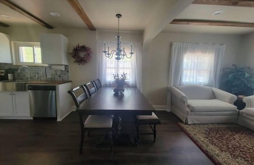 Hayes House | Cozy cottage with big backyard near downtown
