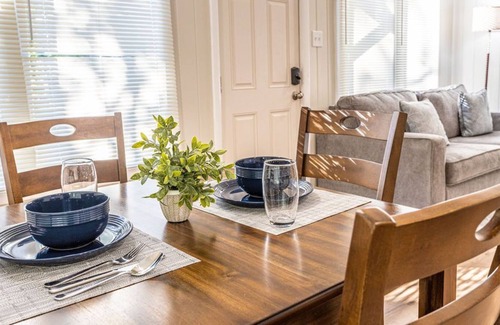 Mid America Cottage | Cozy Cottage with Coastal Vibe by Lake & Sam’s Pizza
