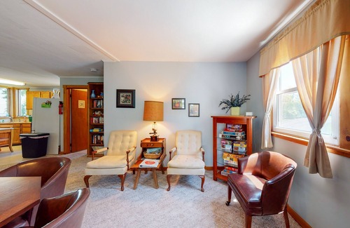 South Hero Cottage | Cozy Cottage with Dock, Kayaks, & Canoe - Come Enjoy Lakeside Living