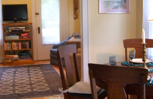 South Bristol Cottage | Cozy Cottage with Freshwater Frontage & Saltwater View