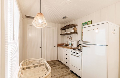 Siesta Key Cottage | Cozy Cottage with Hot Tub