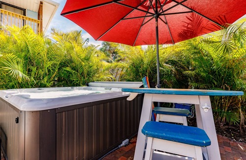 Siesta Key Cottage | Cozy Cottage with Hot Tub