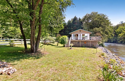 Sylva Cottage | Cozy cottage with river & mountain views and outdoor firepit