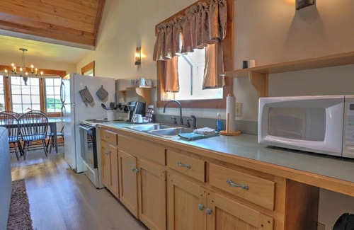 Millersburg Cottage | Cozy Cottage With Seasonal Resort Pool/Hot Tub