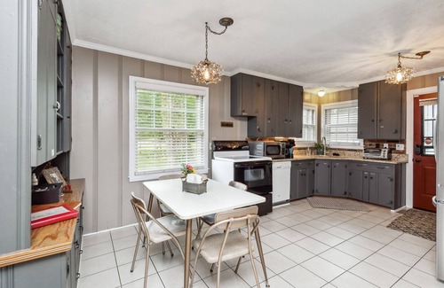 Donelson House | COZY COTTAGE with thoughtful touches close to the AIRPORT, DOWNTOWN, & OPRY