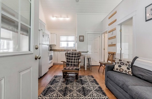 Southern Coast Cottage | Cozy cottage with large, shared oceanfront lot, just a pathway away from the sandy beach