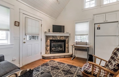 Southern Coast Cottage | Cozy cottage with large, shared oceanfront lot, just a pathway away from the sandy beach