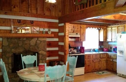 Kodak Cabin | Cozy Country Cabin New: Hot Tub & Outdoor